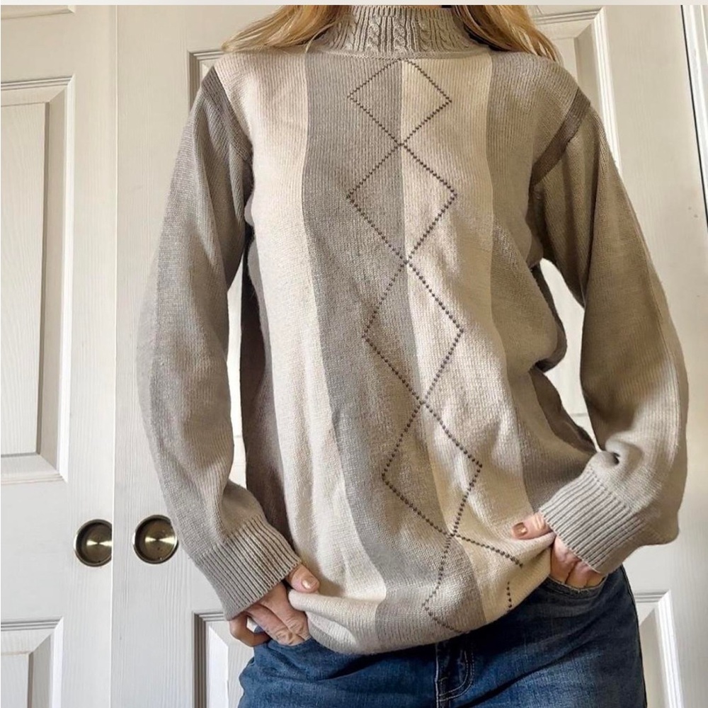 Unique Vintage Beige and Gray Turtleneck Sweater